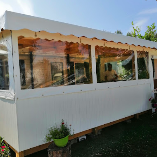 Créez Votre Refuge en Plein Air : Les Terrasses de Mobil-Home Couvertes et Semi-Couvertes